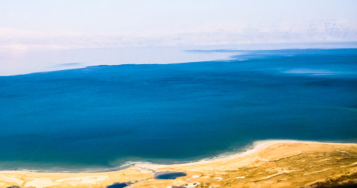 Вид сверху на Мертвое море
